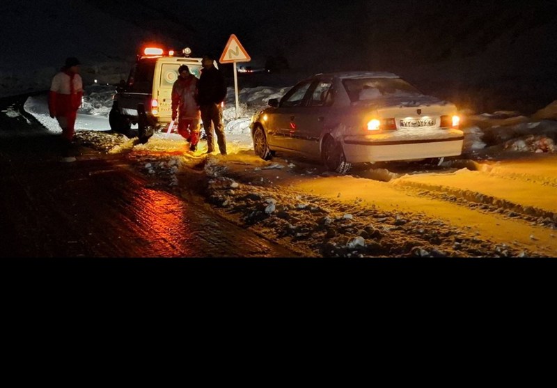 امدادرسانی به 200 مسافر گرفتار در برف و کولاک محور آزادشهر ـ شاهرود امدادرسانی به 200 مسافر گرفتار در برف و کولاک محور آزادشهر ـ شاهرود