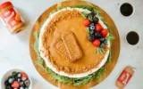 طرز تهیه دسر بیسکوییت و انار با کرم لوتوس ویژه شب یلدا