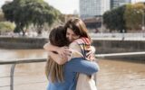 اگر احساس می‌کنید به یک آغوش نیاز دارید بخوانید