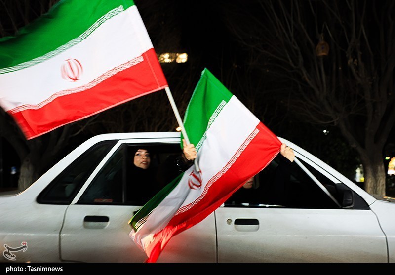 ملت ایران با جنگ، زور و تحریم تسلیم نمیشود ملت ایران با جنگ، زور و تحریم تسلیم نمیشود