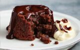 طرز پخت کیک شکلات داغ؛ بمب شکلاتی خوشمزه!