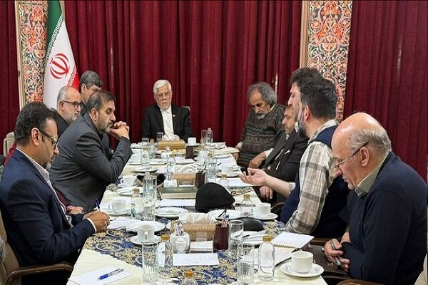 نشست عارف و جمعی از جامعه‌شناسان درباره حوادث اخیر برگزار شد