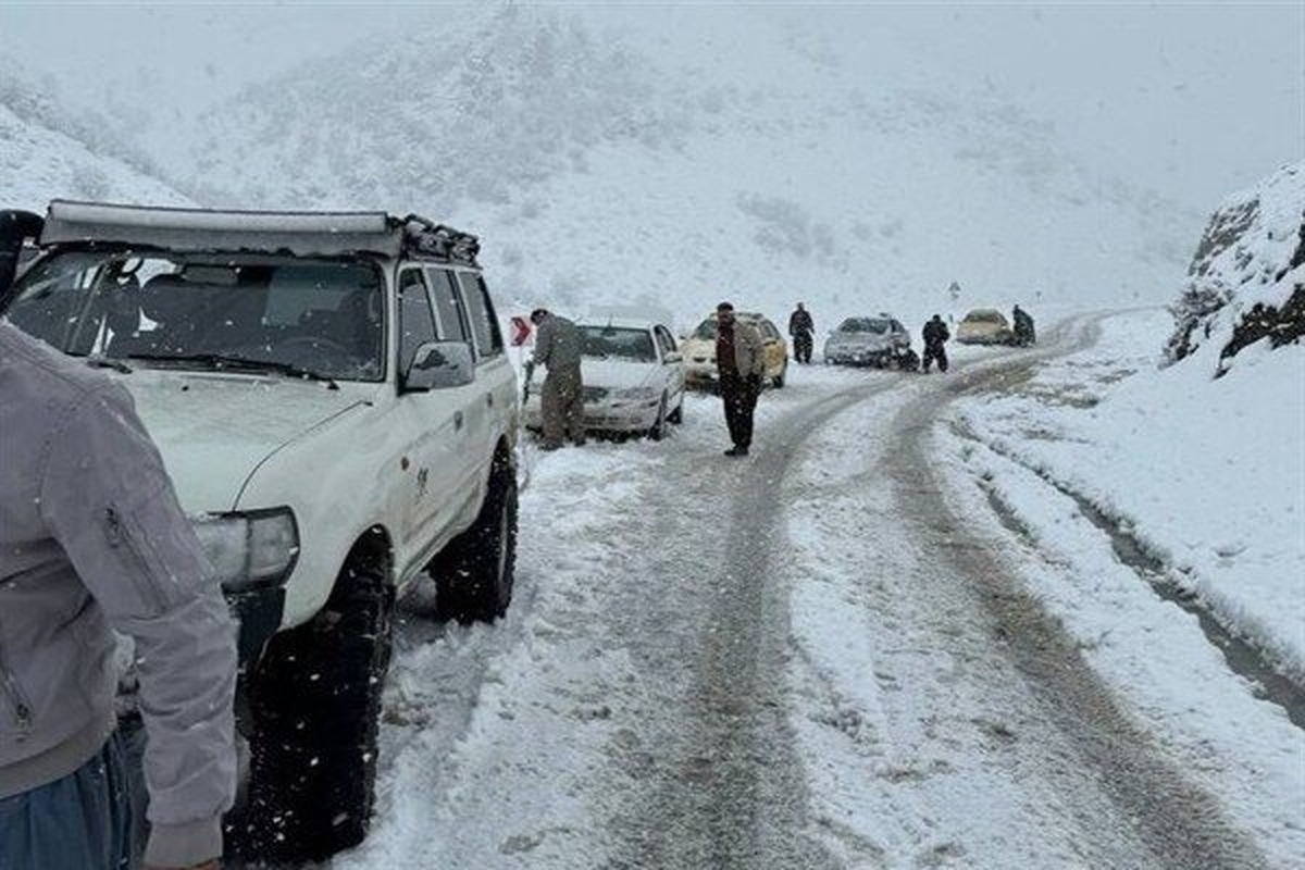 نکات ایمنی در خودرو هنگام برف و کولاک / پلیس راه چه توصیه‌ای می‌کند؟