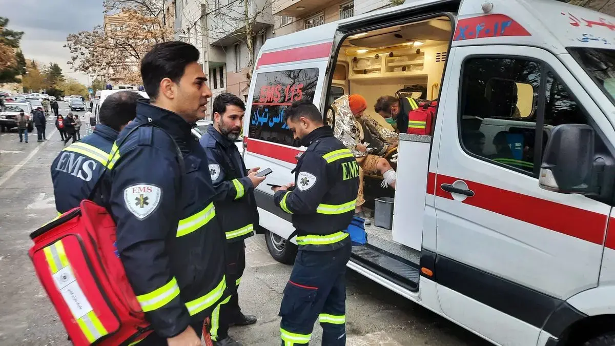انتقال مصدومان به بیمارستان در پی حمله هوایی در شرق تهران+ عکس