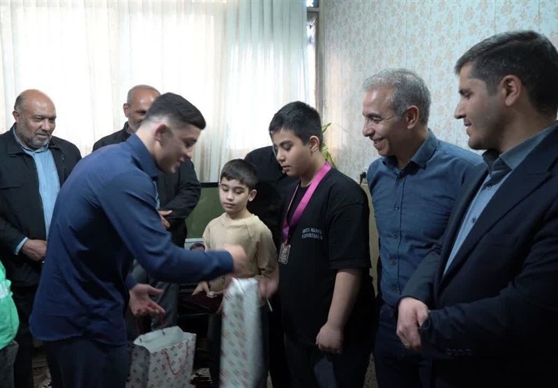 اهدای مدال جهانی نایب‌قهرمان کشتی نوجوانان به خانواده شهید در بهارستان