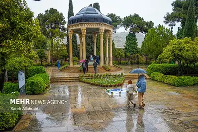 بارش باران بهاری در حافظیه و سعدیه شیراز+ عکس