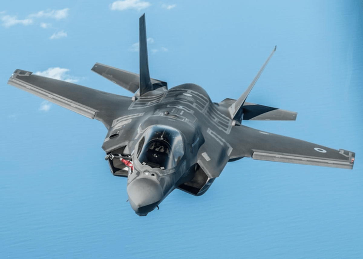 تصاویری از F35 منهدم شده آمریکایی در آسمان مرکزی ایران تصاویری از F35 منهدم شده آمریکایی در آسمان مرکزی ایران