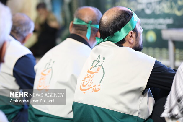 دسته خادمیاران رضوی ورامین در نمازجمعه دهه کرامت حاضر شدند