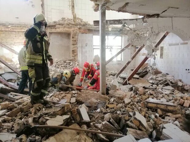 ریزش ساختمان در کرهرود اراک؛ یک نفر از زیر آوار بیرون کشیده‌ شد