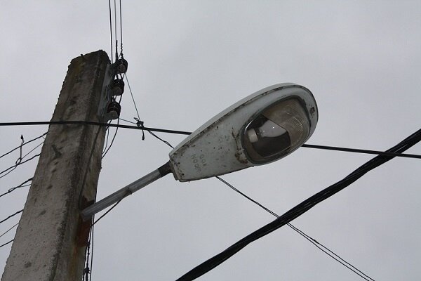 مزاحمت تیرهای برق در جورقان؛ بلاتکلیفی میان اداره برق و شهرداری