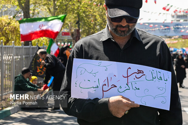 ۱۲ ساعت حماسه در خیابان کشور دوست؛ غم و اندوه ملت برای پدر