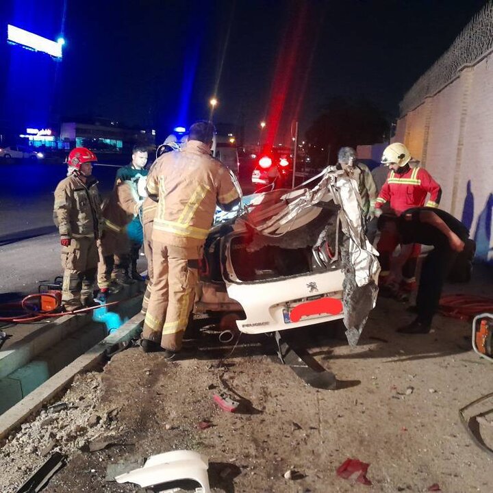 برخورد مرگبار پژو ۲۰۷ با پایه پل عابر پیاده دو قربانی گرفت