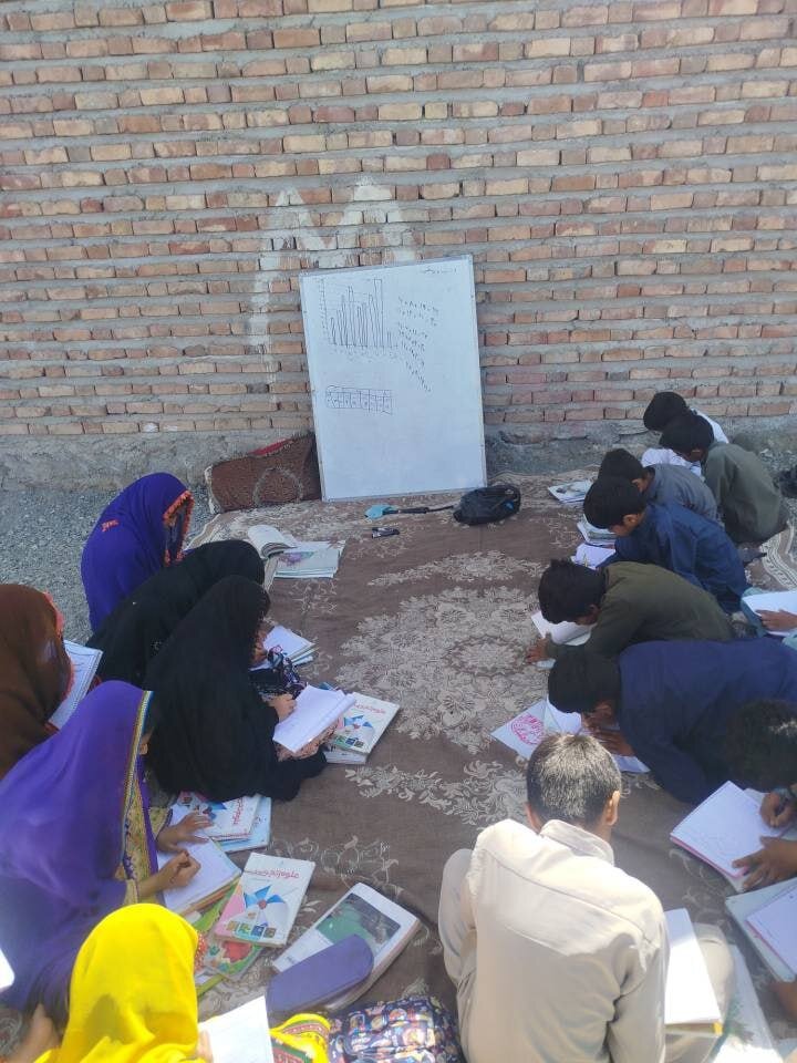 معلمی که در میان جنگ آموزگار ماند؛ «نمیتوانم نسبت به این استعدادها بیتفاوت باشم»/ جلوگیری از ادامه تحصیل بهدلیل مسائل فرهنگی معلمی که در میان جنگ آموزگار ماند؛ «نمیتوانم نسبت به این استعدادها بیتفاوت باشم»/ جلوگیری از ادامه تحصیل بهدلیل مسائل فرهنگی