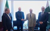 دیدار شهباز شریف و عاصم منیر با رئیس هیئت مذاکره‌کننده ایرانی