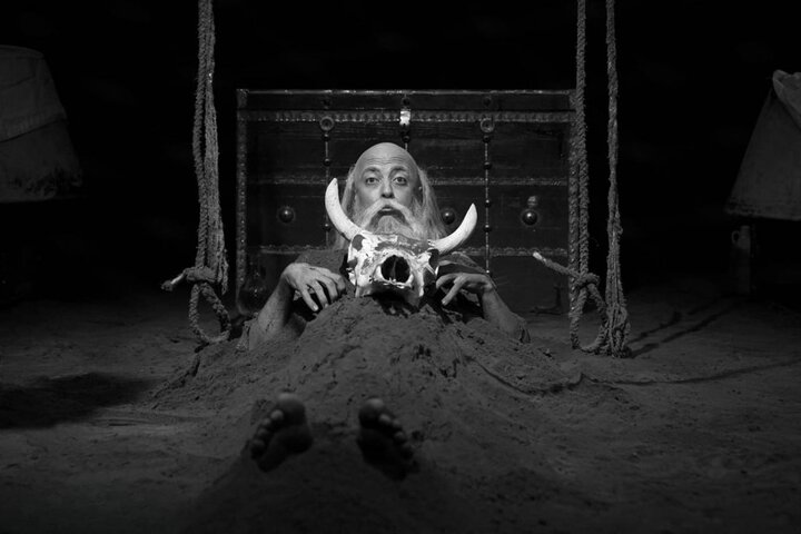 وقتی بیضایی محدود نماندن به اصول را ستود؛ در این نمایش حق با ضحاک است!