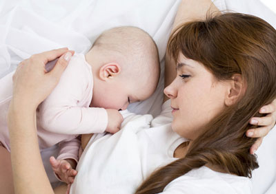 طریقه شیر دادن به نوزاد,شیر دادن به نوزاد در حالت خوابیده