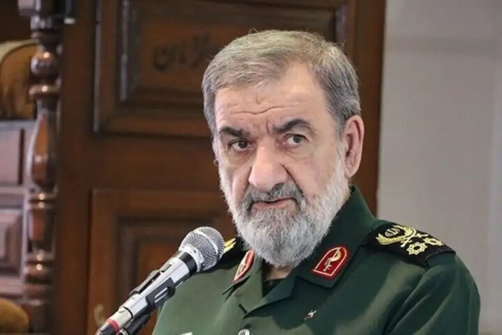 ملت ایران همچنان شعارهای کوبنده خود را علیه دشمنان انقلاب سر می دهند
