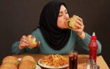 پرخوری عصبی در دختران نوجوان چه ارتباطی با عوامل روانی دارد؟